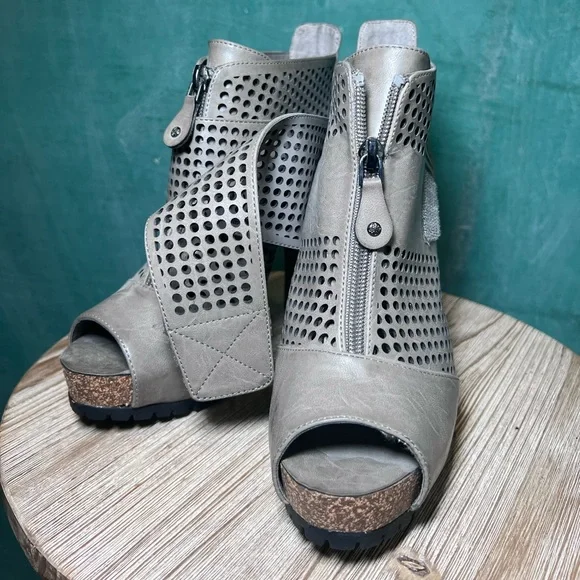 Simply Vera Wang Heeled Booties - Picture 4 of 7